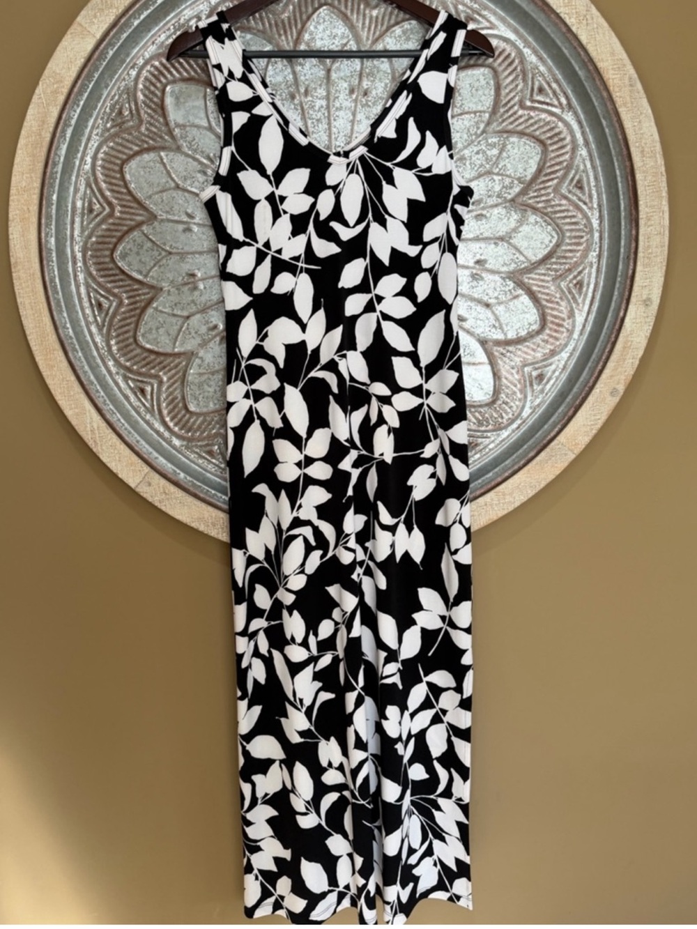 Karen Kane Black and White Leaf-Print V-Neck Maxi Dress with Small Slit Vacation